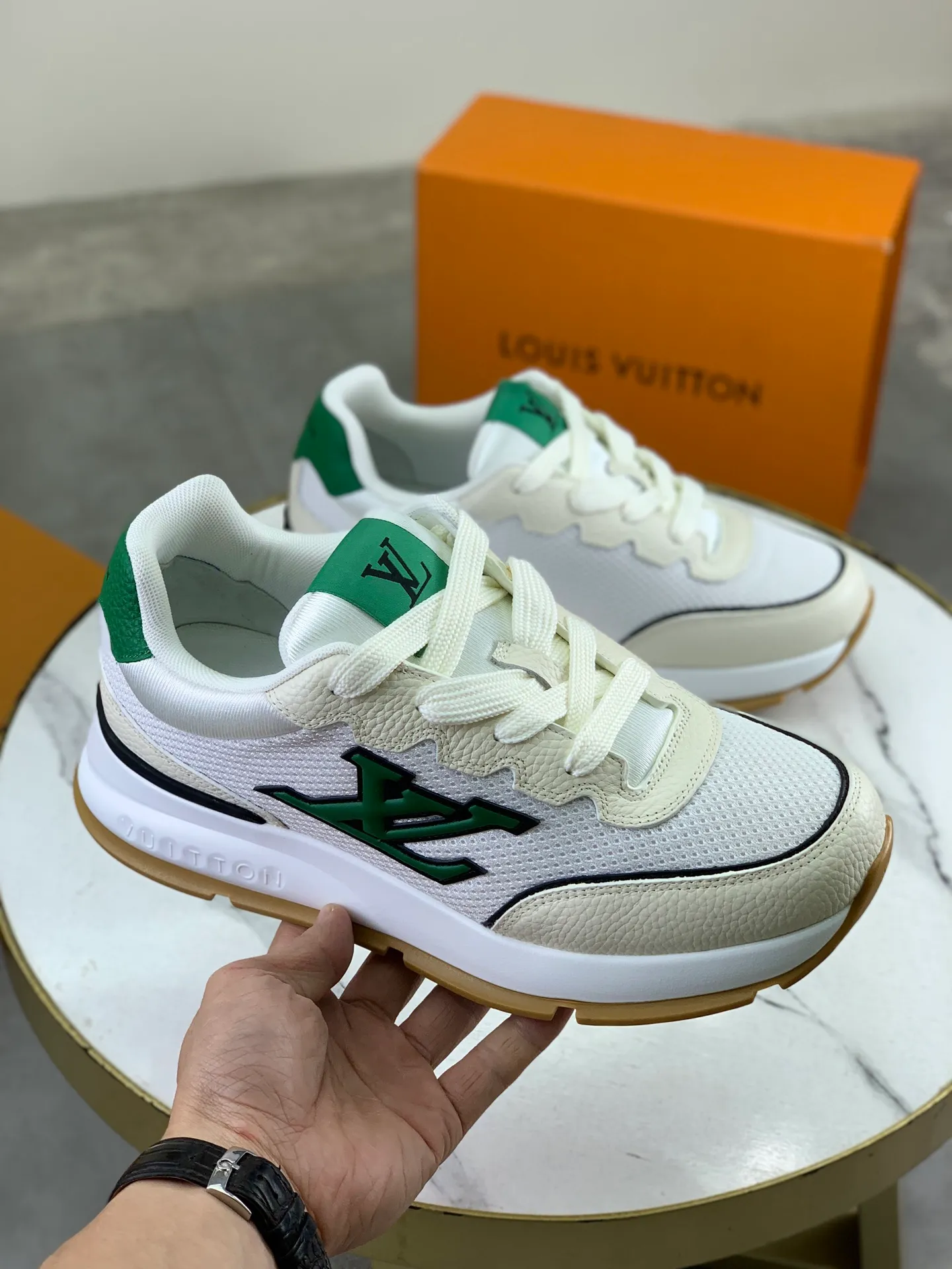 Factory price P700 💶 Top version [LOUIS VUITTON] Couple 🧑‍🤝‍🧑 Craftsman style Counter series (original order) New style 🍀LV Louis Vuitton - top version LV classic high-top trendy shoes! Made of imported original craft calfskin, original breathable lining, and original wear-resistant, lightweight, high-end TPU outsole! High quality products! 4️⃣ colors available, size: female 35-39, male 39-44 (female 40, male 45 46 customized)